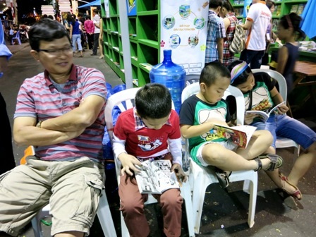 Các em nhỏ say sưa đọc truyện tranh ngay tại lễ hội  