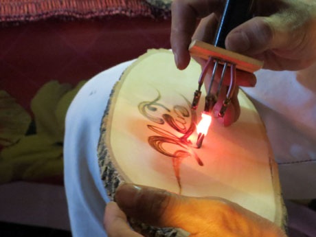 Ngay trong ngày khai mạc, phố ông đồ đã đón tiếp rất đông khách tham quan đến chụp ảnh, mua tranh