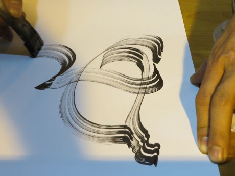 Ngay trong ngày khai mạc, phố ông đồ đã đón tiếp rất đông khách tham quan đến chụp ảnh, mua tranh