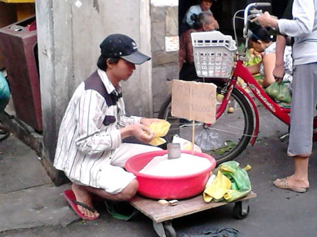 Nhiều tiệm làm bánh trái lựu (bánh tổ chiên) ngay tại chỗ. Bánh được cân ký, với giá 160.000đ/kg