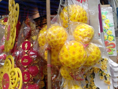 Hàng trang trí Tết Giáp Ngọ "mỏi mắt" chờ khách - 5 Tuy nhiên, thỉnh thoảng họ mới bán được một vài món đồ trang trí nhỏ lẻ hoặc bao lì xì