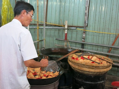 Nhiều tiệm làm bánh trái lựu (bánh tổ chiên) ngay tại chỗ. Bánh được cân ký, với giá 160.000đ/kg