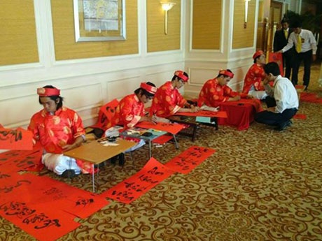 Gặp ông đồ “nhí” học lớp 9 trên phố ông đồ Giáp Ngọ - 13 Ngày càng nhiều cơ quan, công ty mời ông đồ biểu diễn trong các chương trình mừng xuân mới.