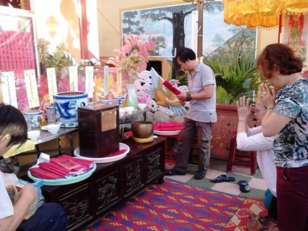 Người người lên chùa cúng sao giải hạn mùng 8 - 3 Tiếp theo, sớ dược đưa lên sân thượng, nơi có bài vị của các ngôi sao