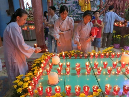 Bên cạnh việc dâng sớ, mọi người còn thắp hàng trăm ngọn nến trong nghi thức cúng sao