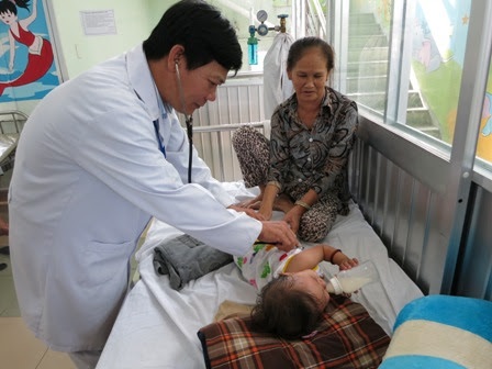 BS Đỗ Hữu Phước khám bệnh cho một cháu bé bị bệnh suyễn (ảnh minh họa)