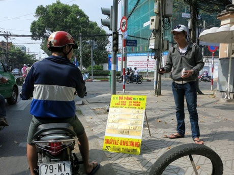 Nhiều tiệm làm bánh trái lựu (bánh tổ chiên) ngay tại chỗ. Bánh được cân ký, với giá 160.000đ/kg