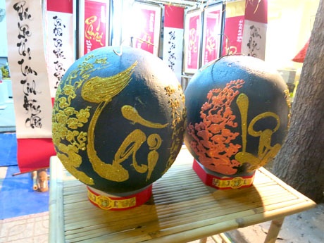 Nhiều tiệm làm bánh trái lựu (bánh tổ chiên) ngay tại chỗ. Bánh được cân ký, với giá 160.000đ/kg