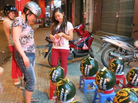 Một hình thức trang trí dưa hấu khác là vẽ keo lên vỏ dưa rồi phun kim tuyến