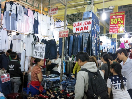 Quần áo, giày dép tại đây được bán với giá rẻ bất ngờ dành cho khách hàng bình dân