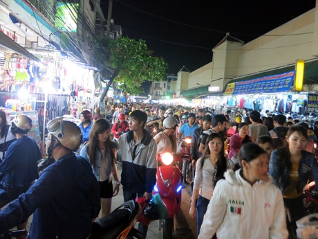 Chợ Hạnh Thông Tây đông nghẹt dịp cuối năm