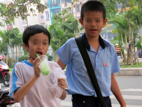 Tuy nhiên, cũng có em học sinh ăn mặc phong phanh, uống đá lạnh vào sáng sớm