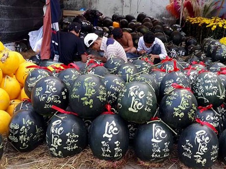 Rôm rả khắc dưa hấu trang hoàng bàn thờ Tết - 1 Rôm rả khắc dưa hấu trang hoàng bàn thờ Tết