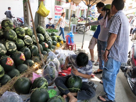 Thợ mộc khắc dưa hấu tại đường Thống Nhất (quận Gò Vấp)