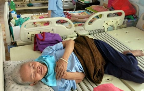 Nụ cười móm mém của cụ bà ở khu bại liệt khi có khách đến thăm