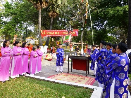 Ban tế lễ cúng lạy quỷ thần, ngày tết đã hết xin phép hạ nêu