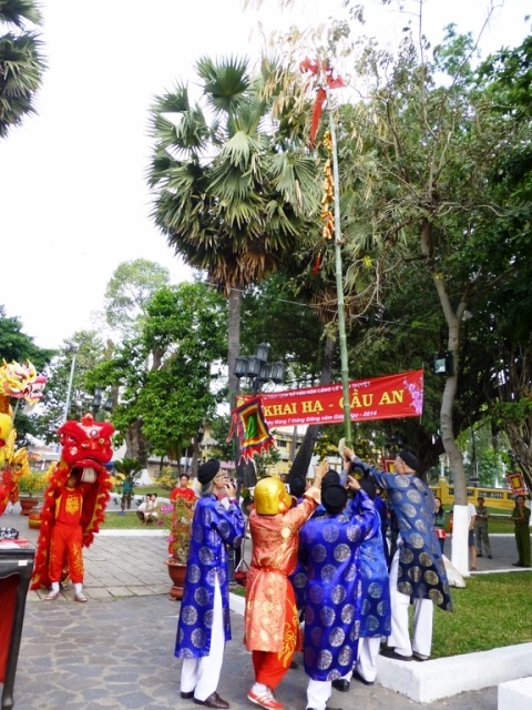 Cây nêu hạ xuống phải đem vứt đi, không giữ lại trong nhà