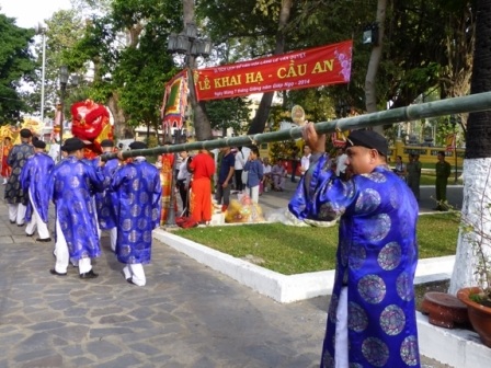 Cây nêu hạ xuống phải đem vứt đi, không giữ lại trong nhà
