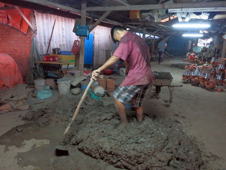 Nhào trộn đất sét