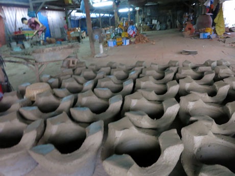 Lò đất mới nặn xong được phơi nắng