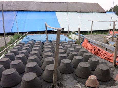 Lò đất mới nặn xong được phơi nắng