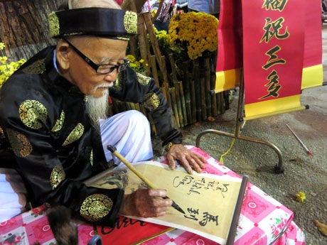 Ngay trong ngày khai mạc, phố ông đồ đã đón tiếp rất đông khách tham quan đến chụp ảnh, mua tranh