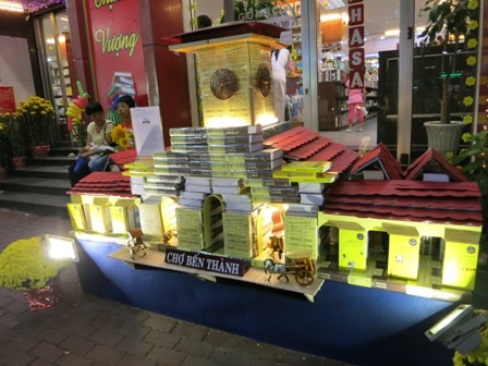 Mô hình chợ Bến Thành làm từ sách