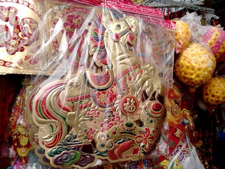 Hàng trang trí Tết Giáp Ngọ "mỏi mắt" chờ khách - 2 Tuy nhiên, thỉnh thoảng họ mới bán được một vài món đồ trang trí nhỏ lẻ hoặc bao lì xì