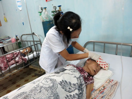 Nhân viên phòng y tế đón tết bên giường bệnh của các cụ