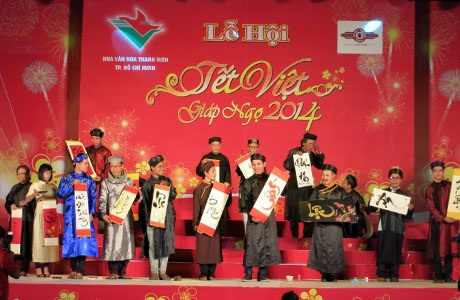 Tối 19/1, Lễ hội tết Việt Giáp Ngọ 2014 chính thức khai mạc với màn biểu diễn của hơn 30 ông đồ