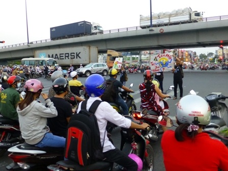 Đồng diễn guitar cùng người điếc, câm hưởng ứng Giờ Trái Đất