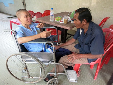 Nhân viên phòng y tế đón tết bên giường bệnh của các cụ