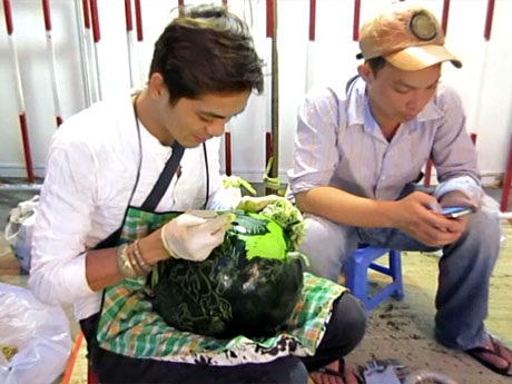 Còn anh Tony khắc dưa tại Nhà văn hóa Thanh Niên (quận 1)  vốn là chuyên viên trang điểm