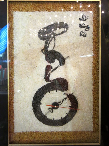 Một bức thư pháp được ghép tỉ mỉ từ hàng ngàn hạt gạo lứt