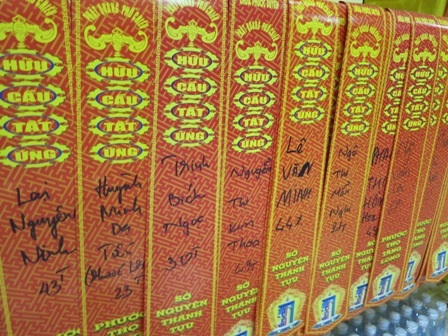 Tại chùa Phước Duyên (quận 4), sớ cúng sao được chuẩn bị từ nhiều ngày trước và treo sẵn