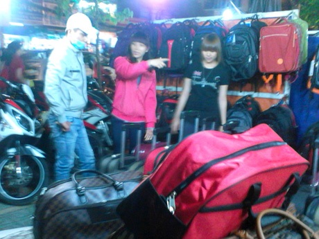 Hàng trang trí Tết Giáp Ngọ "mỏi mắt" chờ khách - 11 Mọi người sắm sửa ba lô, túi xách để về quê ăn tết