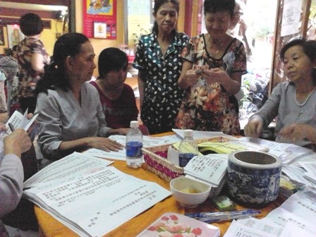 Người người lên chùa cúng sao giải hạn mùng 8 - 1 Chùa Thiên Hưng (quận Bình Thạnh) tấp nập người ra vào viết sớ, dâng sớ cúng sao