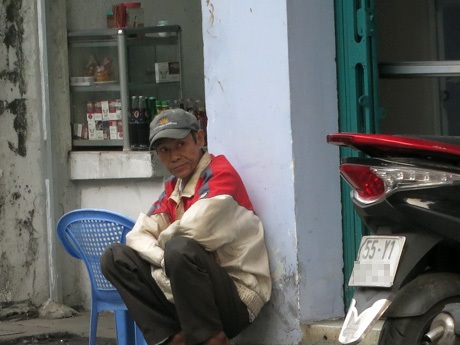 Bác xe ôm co ro đợi khách