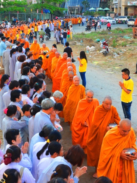 Các sư bước đi chậm rãi, phong thái ung dung giữa hai hàng Phật tử cung nghênh