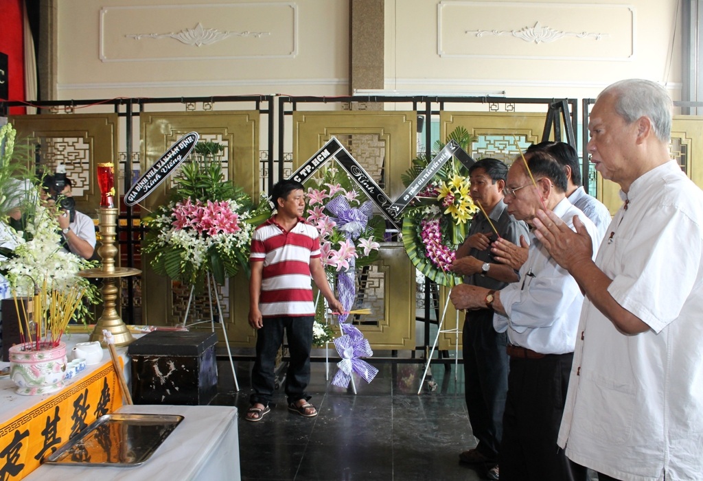 Đông đảo bạn bè tiếc thương nhà văn Nguyễn Quang Sáng - 4 Gia đình nhà văn Đoàn Minh Tuấn và bạn bè thắp hương trước linh cữu tác giả Chiếc lược ngà