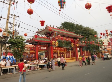 Những người bán vé số được bố trí chỗ ngồi ngay ngắn bên lối ra chùa Bà