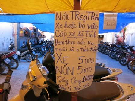 Các bãi giữ xe lớn nhỏ mọc lên như nấm