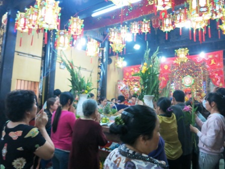 Tuy chưa đến chính lễ nhưng khách hành hương đã đổ về chùa Bà rất đông