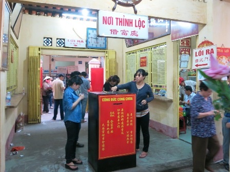 Nơi thỉnh lộc được dời ra gian bên phải chính điện