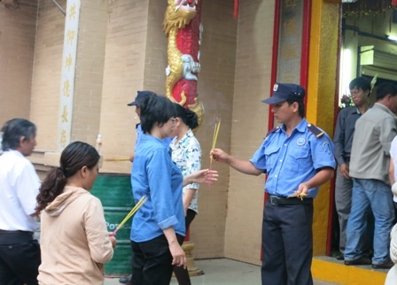 Nơi thỉnh lộc được dời ra gian bên phải chính điện