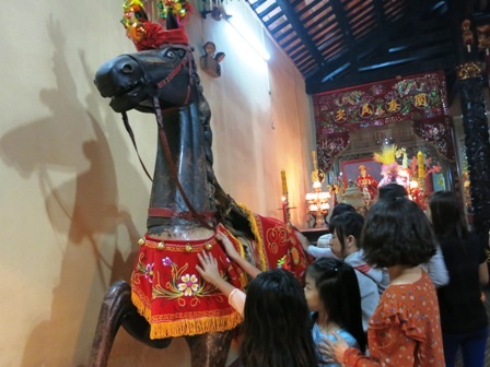 Đầu năm xin lộc ngựa thần