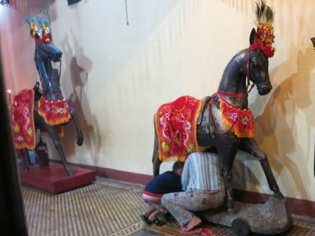 Đầu năm xin lộc ngựa thần