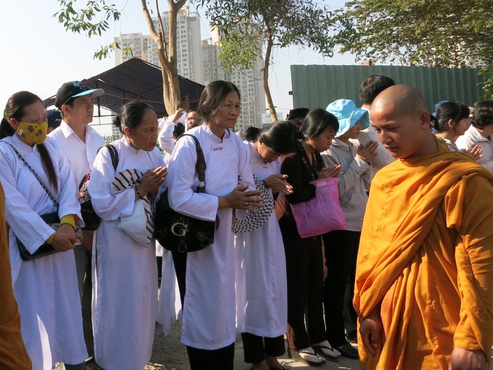 Nghi thức đặt bát: Phật tử cúng dường thực phẩm, tịnh tài đến chư tăng