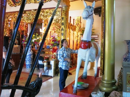 Đầu năm xin lộc ngựa thần