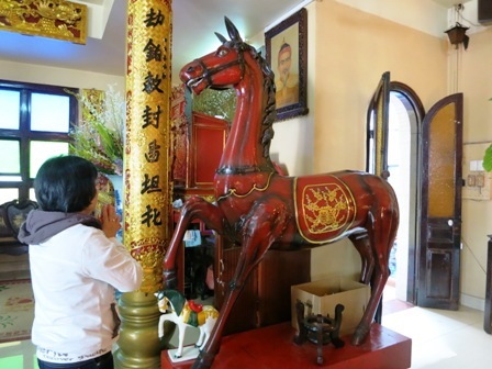 Đầu năm xin lộc ngựa thần